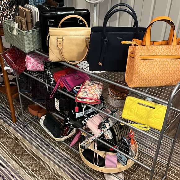 PLEASE LIKE FOR WHEN I GO LIVE LUXURY LISTINGS!!! - Picture 6 of 12